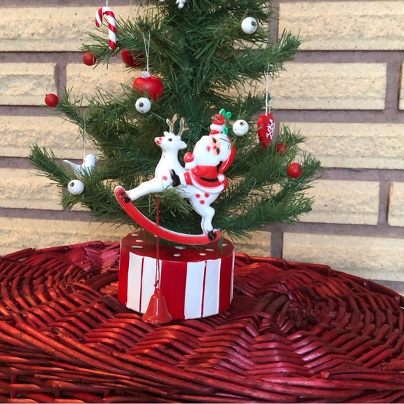 60's Santa Brooch - 60's Christmas Pin - Santa Pin -  Rudolph - Pull Brooch - Picture 4 of 12